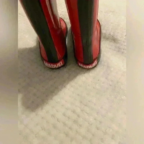 NWOT Spider-Man rubber boots. Size 5-6 - Picture 5 of 6